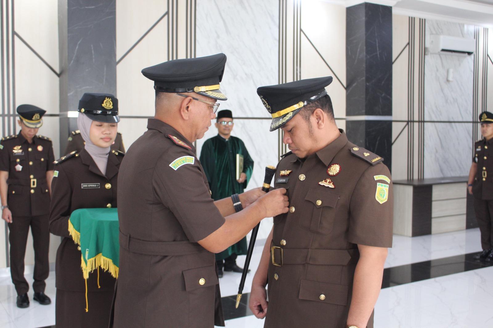 Kajari OKU Rudhy Parhusip SH MH melantik dan mengambil sumpah Muhammad riska SH MH sebagai Kasi Intelijen dan 17 PNS dilingkungan Kejari OKU. foto dokumen Kejari OKU