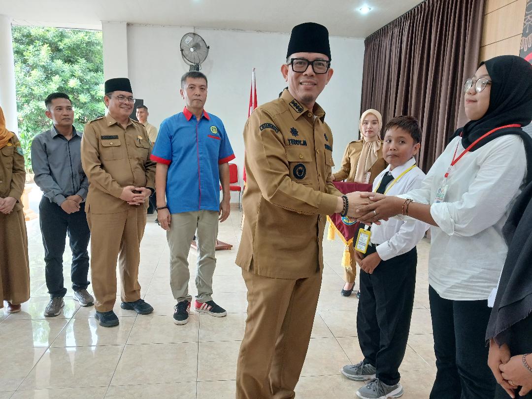 Bupati OKU H Teddy Meilwansyah SSTP MM MPd pada pembukaan Program Kecakapan Kerja (PKK) dan Program Pendidikan Kecakapan Wirausaha (PKW) yang dipusatkan di pendopo Kabupaten OKU, Senin (25/5/2026). Kanalberita.id / Edo
