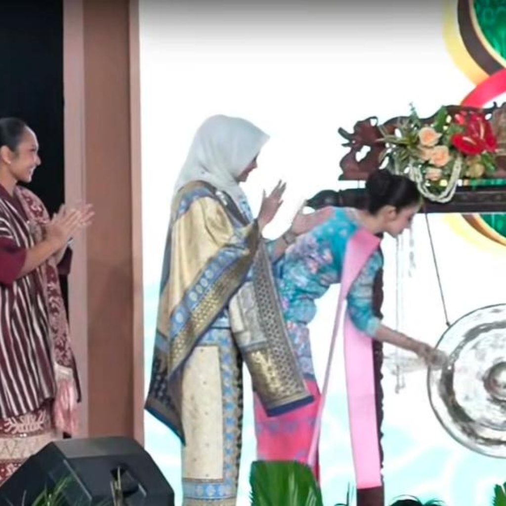 Nyonya Wapres RI, Selvi Gibran didampingi Ketua Umum Persit Kartika Chandra Kirana (Persit KCK) nyonya Uli Simanjuntak membuka secara resmi Pameran Nasional “PERSIT BISA 2. Foto dokumen Persit KCK