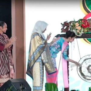 Nyonya Wapres RI, Selvi Gibran didampingi Ketua Umum Persit Kartika Chandra Kirana (Persit KCK) nyonya Uli Simanjuntak membuka secara resmi Pameran Nasional “PERSIT BISA 2. Foto dokumen Persit KCK