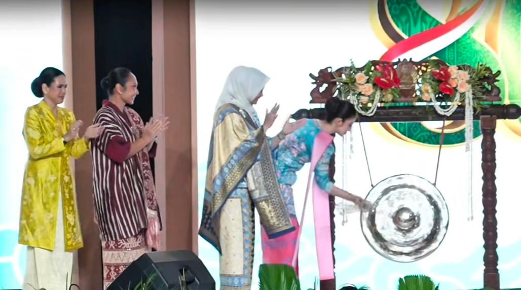 Nyonya Wapres RI, Selvi Gibran didampingi Ketua Umum Persit Kartika Chandra Kirana (Persit KCK) nyonya Uli Simanjuntak membuka secara resmi Pameran Nasional “PERSIT BISA 2. Foto dokumen Persit KCK