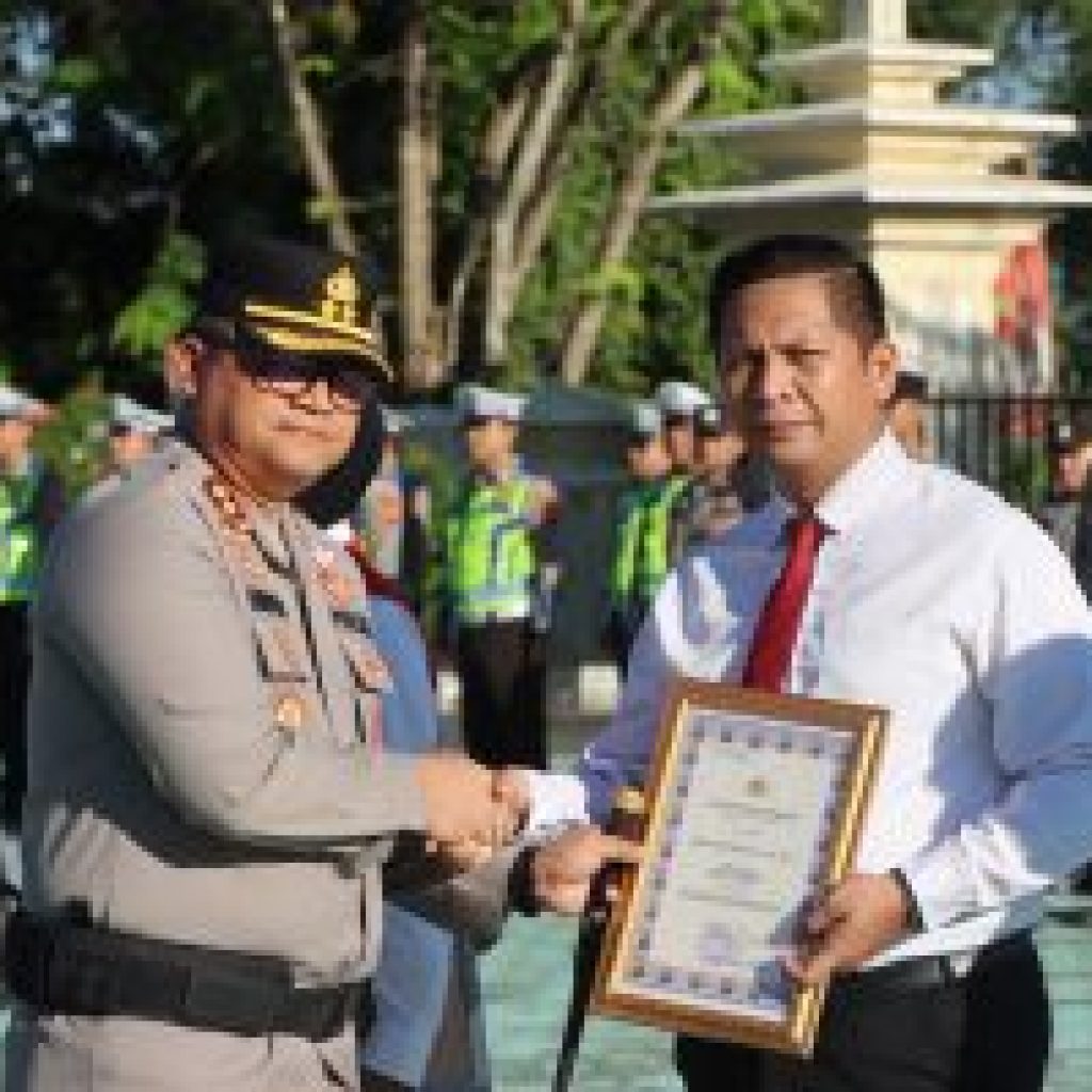 PENGHARGAAN NARKOBA 1 Kapolres OKU memberikan penghargaan kepada personel Satnarkoba atas keberhasilan menangkap bandar narkoba Andri Badak (39). Foto dokumen Polres OKU