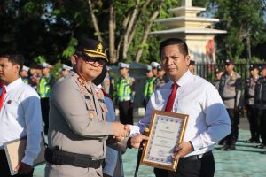 Kapolres OKU memberikan penghargaan kepada personel Satnarkoba atas keberhasilan menangkap bandar narkoba Andri Badak (39). Foto dokumen Polres OKU