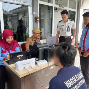 Disdukcapil OKU berkolaborasi dengan Rutan Negara Kelas IIB Baturaja lakukan rekam e-KTP warga binaan. Foto dokumen Rutan Baturaja