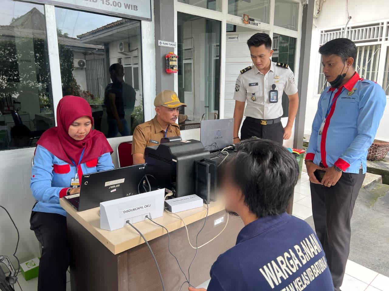 Disdukcapil OKU berkolaborasi dengan Rutan Negara Kelas IIB Baturaja lakukan rekam e-KTP warga binaan. Foto dokumen Rutan Baturaja