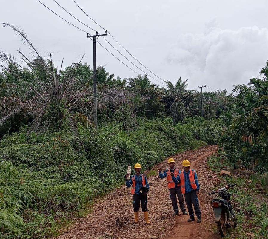 PT PLN (Persero) melalui Unit Layanan Pelanggan (ULP) Muara Dua secara proaktif melakukan percepatan pembangunan infrastruktur listrik desa. Foto dokumen PT PLN