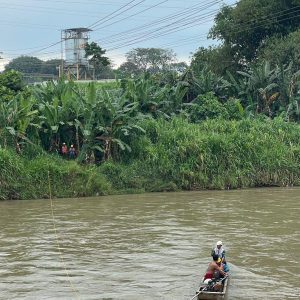 Aksi heroik petugas PLN ULP Muara Enim yang berjibaku mengatasi putusnya SUTM yang melintas Sungai Tanjung Enim. Foto dokumen PLN