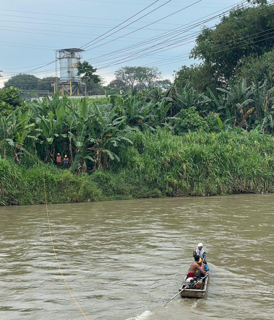 Aksi heroik petugas PLN ULP Muara Enim yang berjibaku mengatasi putusnya SUTM yang melintas Sungai Tanjung Enim. Foto dokumen PLN