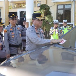 POLRES PASANG STIKER 1 Polres OKU pasang stiker layanan Polisi 110 pada kendaraan dinas. Foto dokumen Polres OKU
