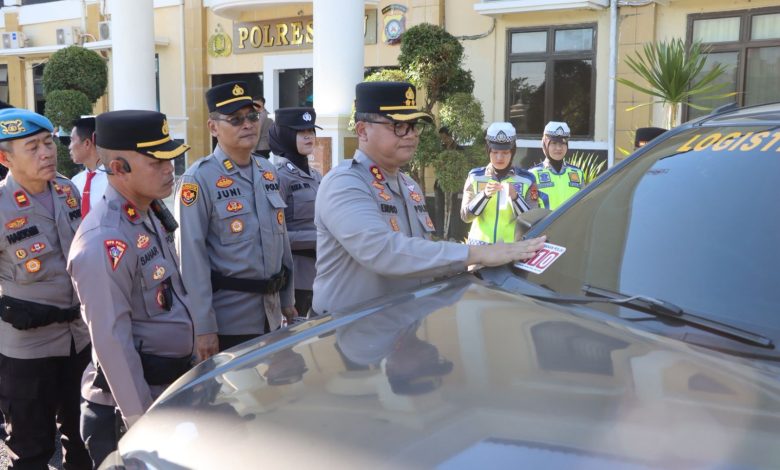Polres OKU pasang stiker layanan Polisi 110 pada kendaraan dinas. Foto dokumen Polres OKU