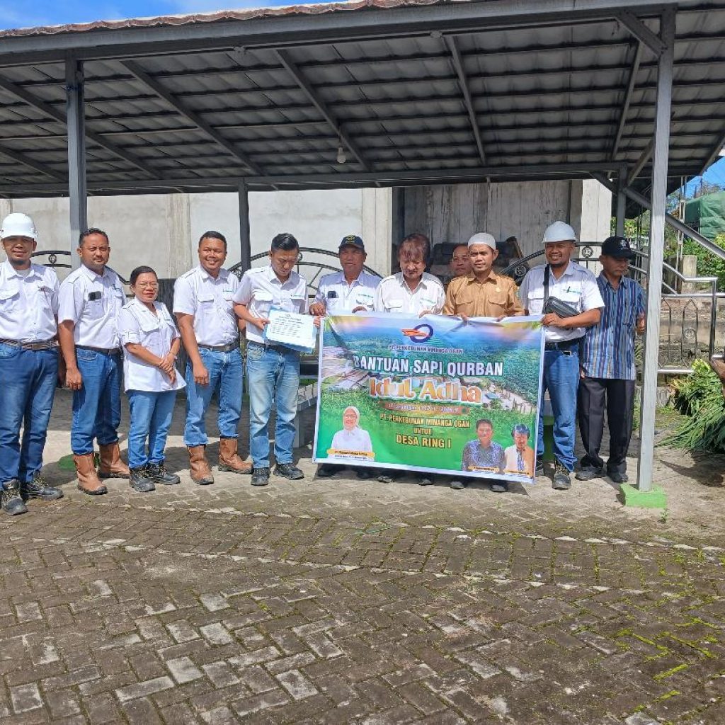 Advisor PT Perkebunan kelapa sawit Minanga Ogan Zulkarnain Makmoen Soeleiman SE memberikan bantuan hewan qurban untuk warga 5 desa di lingkungan Ring I perusahaan. Kanalberita.id / Edo