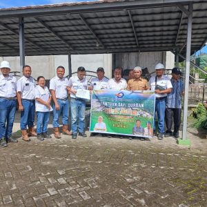 Advisor PT Perkebunan kelapa sawit Minanga Ogan Zulkarnain Makmoen Soeleiman SE memberikan bantuan hewan qurban untuk warga 5 desa di lingkungan Ring I perusahaan. Kanalberita.id / Edo