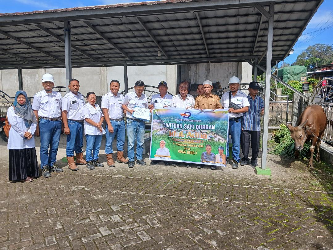 Advisor PT Perkebunan kelapa sawit Minanga Ogan Zulkarnain Makmoen Soeleiman SE memberikan bantuan hewan qurban untuk warga 5 desa di lingkungan Ring I perusahaan. Kanalberita.id / Edo