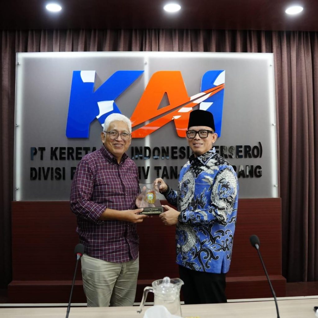 H Teddy Meilwansyah SSTP MM MPd dan EVP PT KAI Divre IV Tanjungkarang Hendy Helmy ST MBA beserta jajaran rakor membahas rencana pembanguan flayover di perlintasan KA Pasar Tempel Baturaja. Foto dokumen Prokopim Setda OKU
