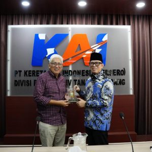 H Teddy Meilwansyah SSTP MM MPd dan EVP PT KAI Divre IV Tanjungkarang Hendy Helmy ST MBA beserta jajaran rakor membahas rencana pembanguan flayover di perlintasan KA Pasar Tempel Baturaja. Foto dokumen Prokopim Setda OKU