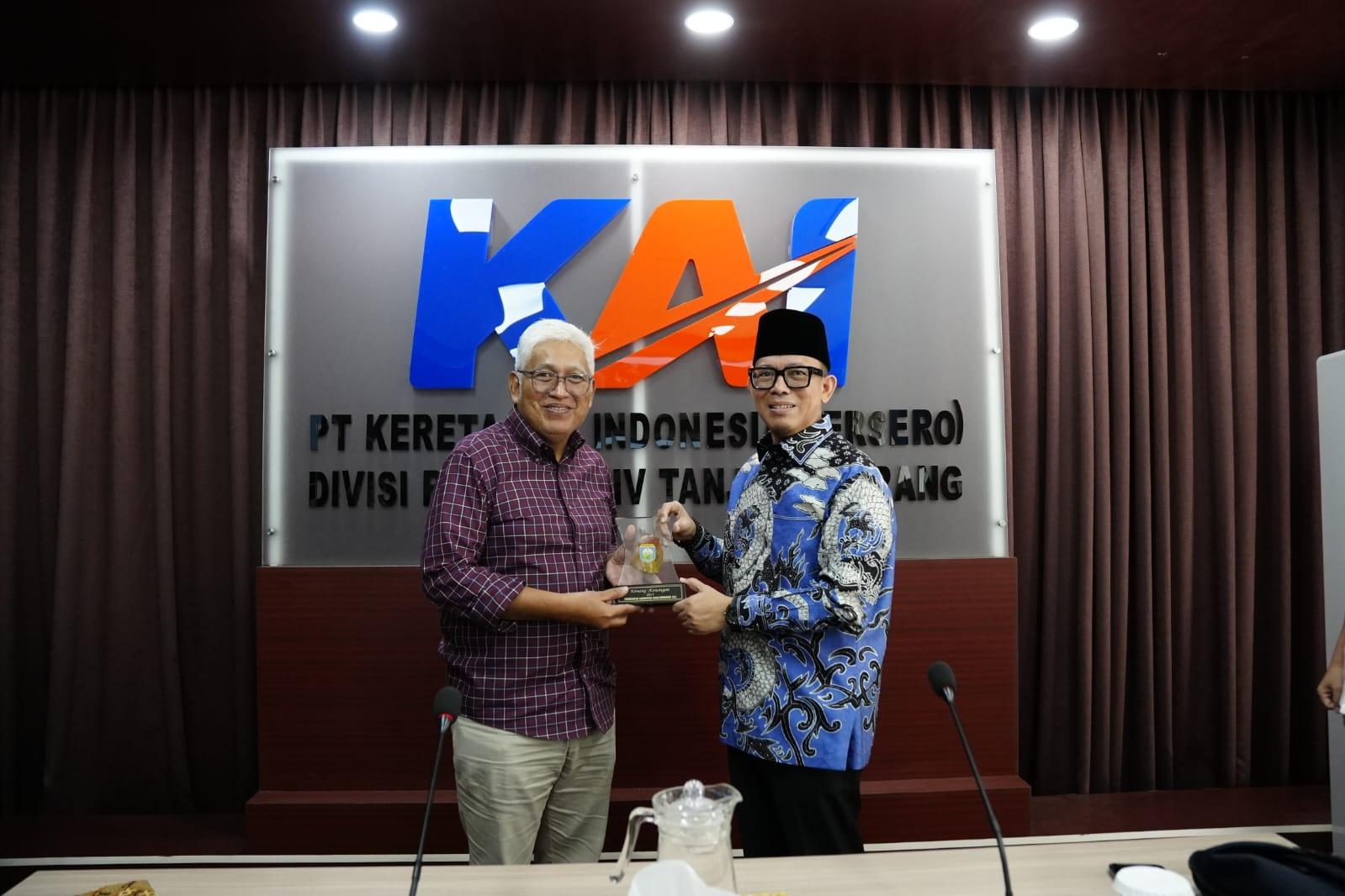 H Teddy Meilwansyah SSTP MM MPd dan EVP PT KAI Divre IV Tanjungkarang Hendy Helmy ST MBA beserta jajaran rakor membahas rencana pembanguan flayover di perlintasan KA Pasar Tempel Baturaja. Foto dokumen Prokopim Setda OKU