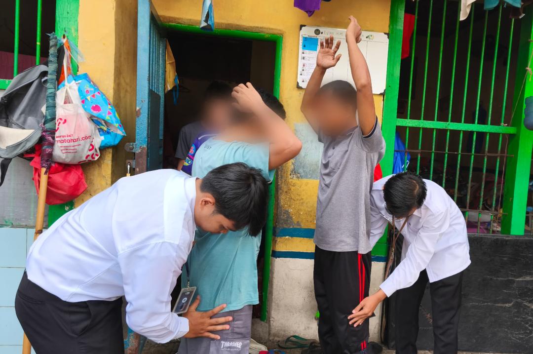 Rutan Kelas IIB Baturaja lakukan razia mendadak kepada warga binaan, komitmen mewujudkan program Zero HALINAR (Handphone, Pungutan Liar, dan Narkoba). Foto dokumen Rutan Baturaja