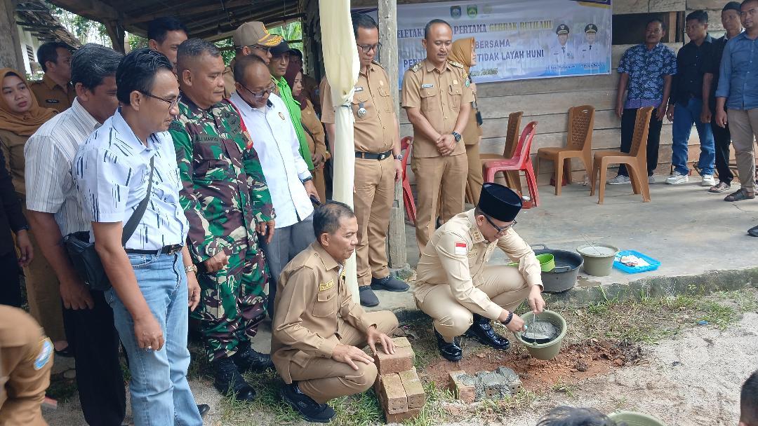 Bupati OKU H Teddy Meilwansyah SSTP MM MPd Launching Gebrak RUTILAHU (Gerakan Bersama Perbaikan Rumah Tidak Layak Huni) di Kabupaten OKU Selasa (5/5/2026). Kanalberita.id / Edo