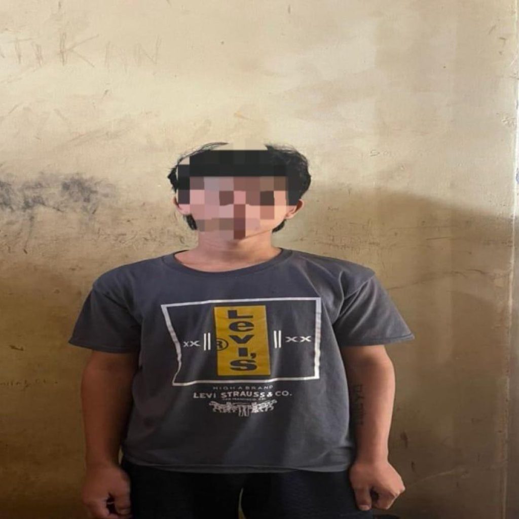 Polisi menganmankan OY (18) tersangka pelaku yang menyetubhi anak di bawah umur yang vidionyo tersebar di teman-teman sekolah korban. foto dokumen polisi.