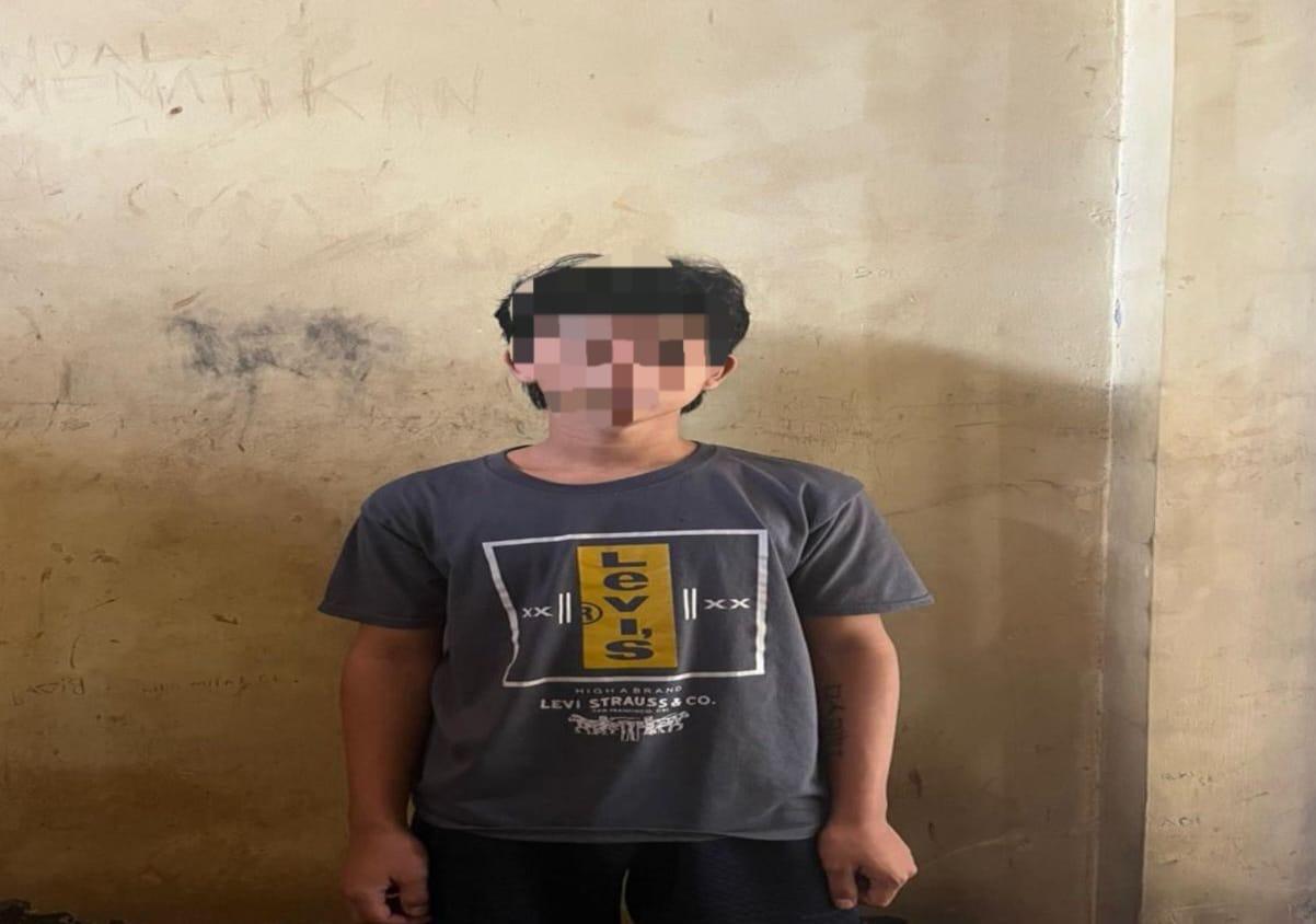 Polisi menganmankan OY (18) tersangka pelaku yang menyetubhi anak di bawah umur yang vidionyo tersebar di teman-teman sekolah korban. foto dokumen polisi.