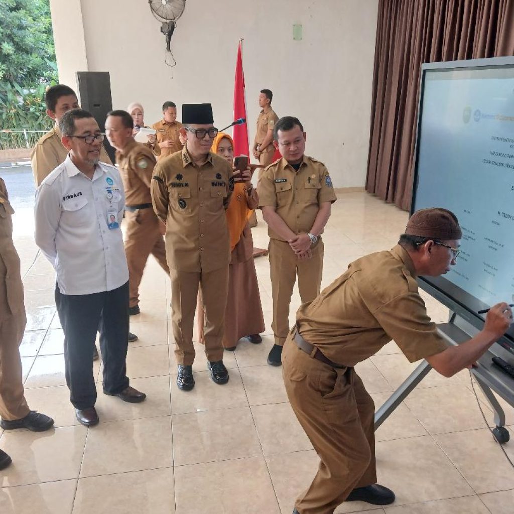 Bupati OKU H Teddy Meilwansyah SSTP MM MPd pada acara Komitmen Bersama SPMB jenjang SD dan SMPdi pendopo Kabupaten OKU Senin (25/5/2026). Kanalberita.id / Edo