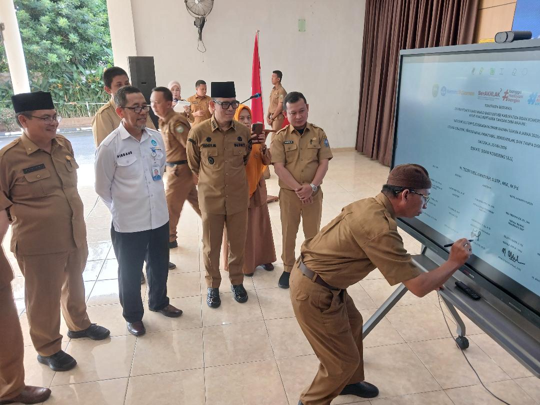 Bupati OKU H Teddy Meilwansyah SSTP MM MPd pada acara Komitmen Bersama SPMB jenjang SD dan SMPdi pendopo Kabupaten OKU Senin (25/5/2026). Kanalberita.id / Edo