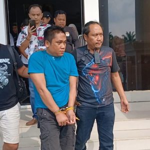 Tahanan Kejari OKU yang kabur atas nama Anwar Safari alias Nuwang berhasil ditangkap polisi. Penyerahan tahanan dilakukan oleh Kapolres OKU kepada Kajari OKU di halaman Mapolres OKU Rabu (20/5/2026). Kanalberita.id / Edo