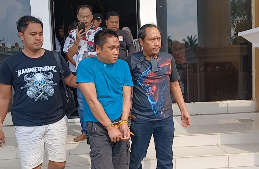 Tahanan Kejari OKU yang kabur atas nama Anwar Safari alias Nuwang berhasil ditangkap polisi. Penyerahan tahanan dilakukan oleh Kapolres OKU kepada Kajari OKU di halaman Mapolres OKU Rabu (20/5/2026). Kanalberita.id / Edo