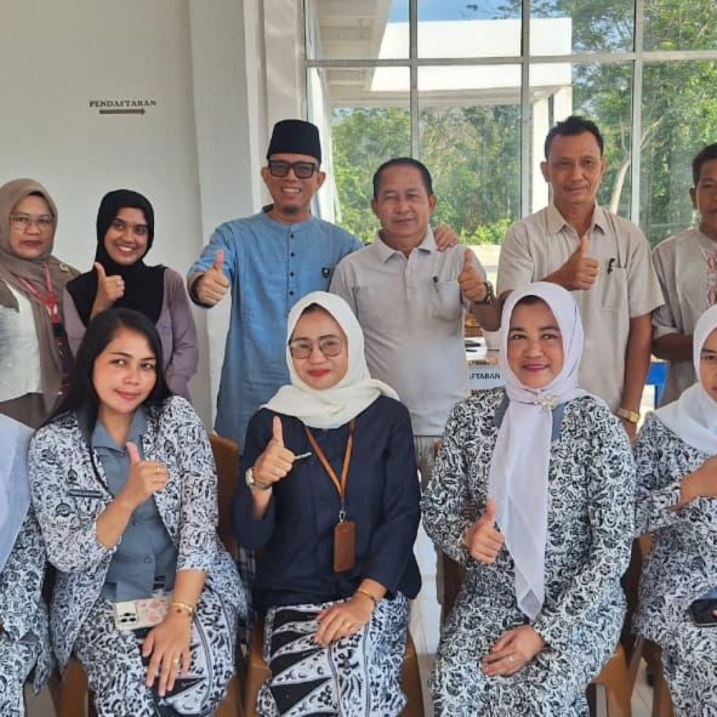 Bupati OKU H Teddy Meilwansyah SSTP MM MPd meninjau kesiapan Puskesmas Desa Gunung Meraksa Kecamatan Lubuk Batang menuju layanan Rawat Inap. Foto dokumen Prokopim Setda OKU