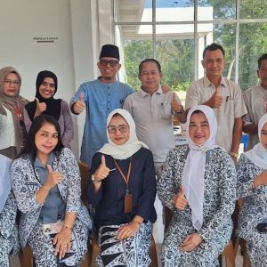 Bupati OKU H Teddy Meilwansyah SSTP MM MPd meninjau kesiapan Puskesmas Desa Gunung Meraksa Kecamatan Lubuk Batang menuju layanan Rawat Inap. Foto dokumen Prokopim Setda OKU