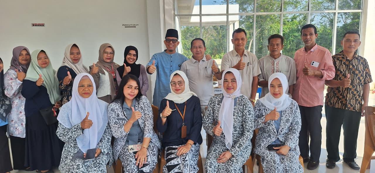 Bupati OKU H Teddy Meilwansyah SSTP MM MPd meninjau kesiapan Puskesmas Desa Gunung Meraksa Kecamatan Lubuk Batang menuju layanan Rawat Inap. Foto dokumen Prokopim Setda OKU