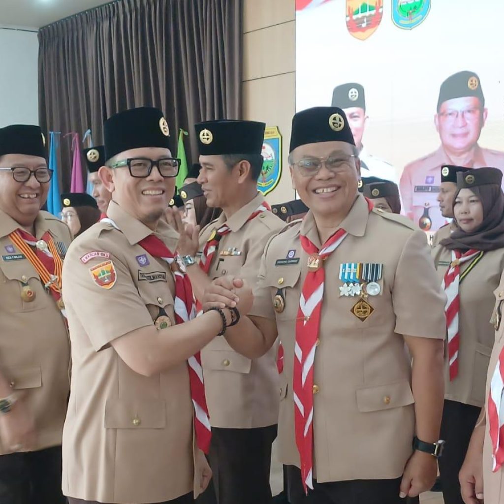 Priyatno Darmadi SSos MSi dilantik Kamabicab OKU H Teddy Meilwansyah SSTP MM MPd menjadi Ketua Kwarcab Gerakan Pramuka Kabupaten OKU. Kanalberita.id / Edo