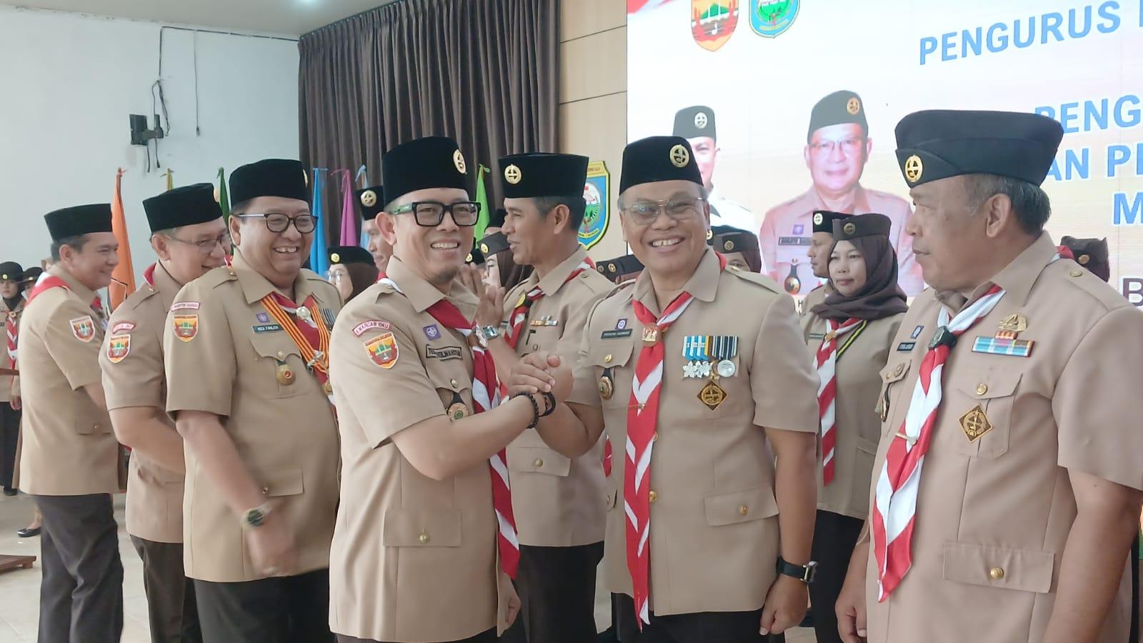 Priyatno Darmadi SSos MSi dilantik Kamabicab OKU H Teddy Meilwansyah SSTP MM MPd menjadi Ketua Kwarcab Gerakan Pramuka Kabupaten OKU. Kanalberita.id / Edo