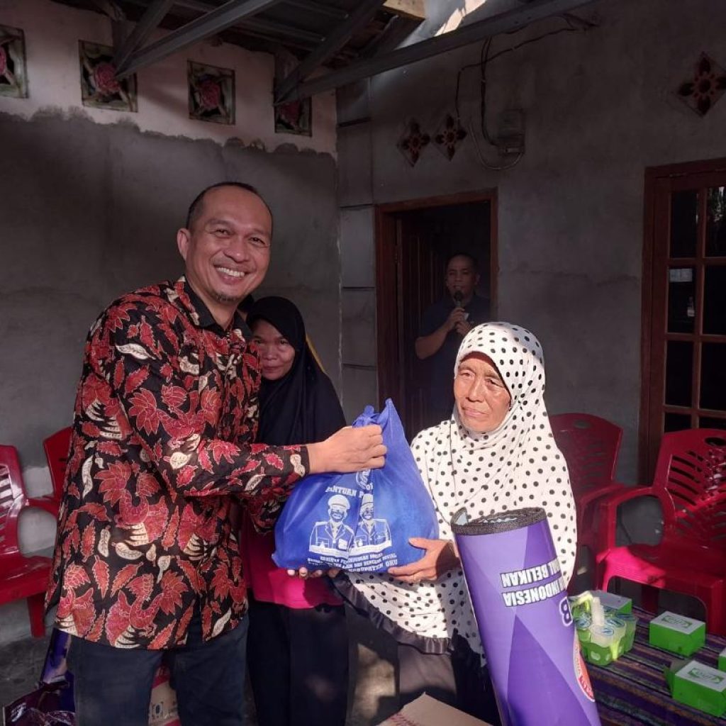 Sekda OKU Alva Elan, SST M.PSDA serahkan bantuan kebakaran di RT 07 RW 21 Bukit Kecil, Baturaja, Kabupaten Ogan Komering Ulu. Foto dokumen Prokopim Setda OKU