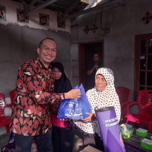 Sekda OKU Alva Elan, SST M.PSDA serahkan bantuan kebakaran di RT 07 RW 21 Bukit Kecil, Baturaja, Kabupaten Ogan Komering Ulu. Foto dokumen Prokopim Setda OKU