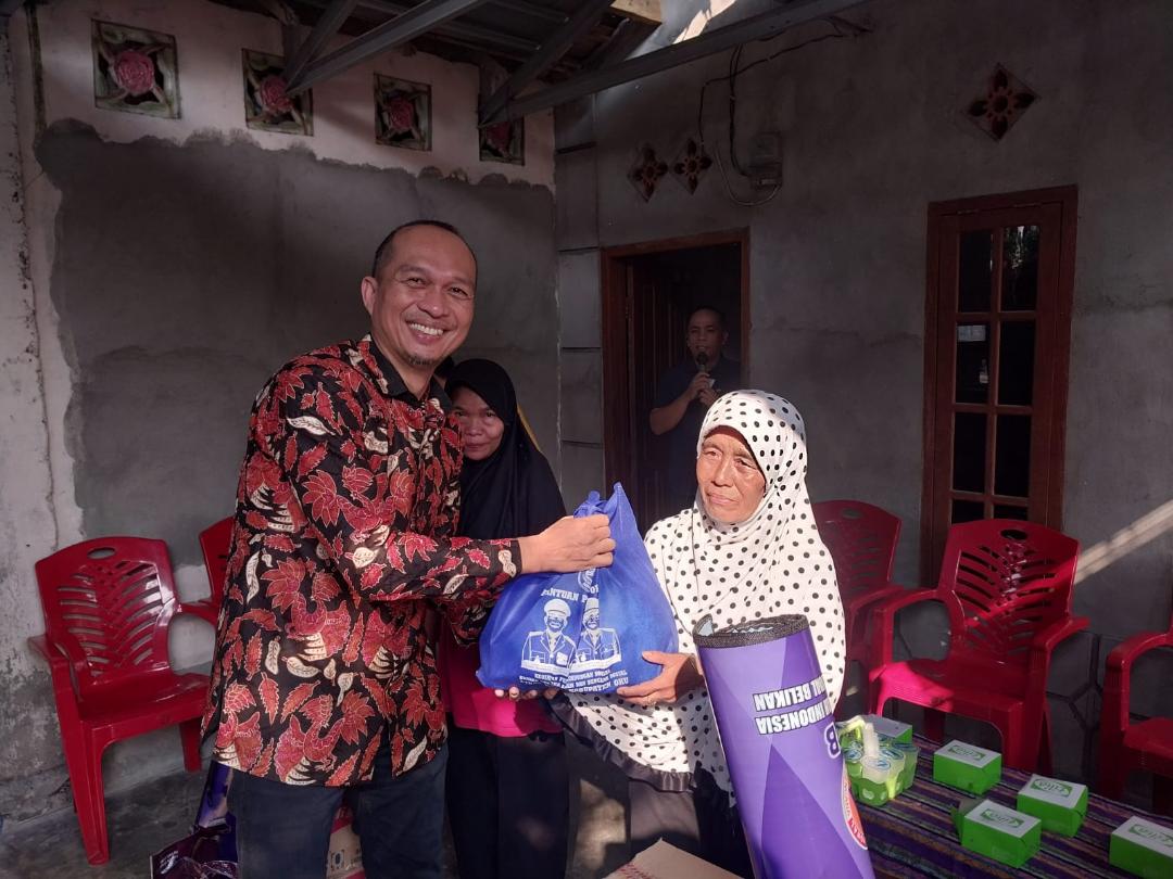 Sekda OKU Alva Elan, SST M.PSDA serahkan bantuan kebakaran di RT 07 RW 21 Bukit Kecil, Baturaja, Kabupaten Ogan Komering Ulu. Foto dokumen Prokopim Setda OKU