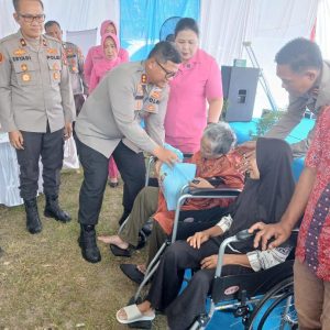 BHAKSOS POLRES OKU 1 Kapolres OKU AKBP Endro Aribowo SIK MAP menyerahkan bantuan kursi roda kepada penerima manfaat di acara bakti kesehatan dalam rangka HUT Bhayangkara ke-80. Kanalberita.id / Edo
