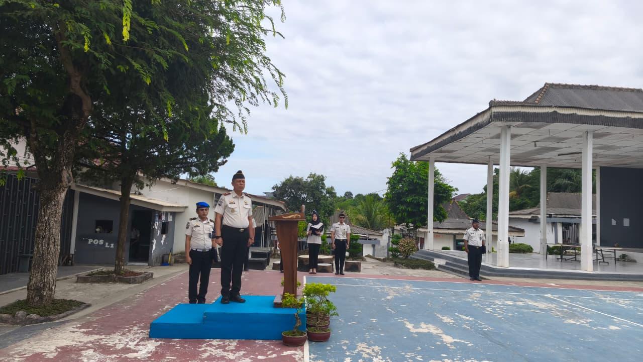 Kepala Rutan Kelas IIB Baturaja Fitri yady SH MSi pimpin upaca Hari Lahir Pancasila yang diikuti seluruh pegawai. Foto dokumen Rutan Baturaja