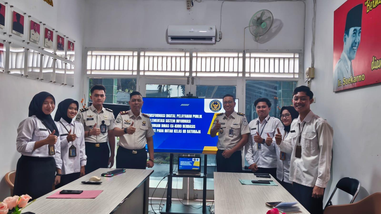 Kepala Rutan Kelas IIB Baturaja Fitri Yady SH MSi beserta jajaran dengarkan paparan inovasi unggulan dari peserta magang Kementerian Ketenagakerjaan (Kemnaker) Batch 3. Foto dokumen Rutan Baturaja