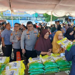 Gerakan Pasar Murah yang diselenggarakan Polres OKU dalam rangka memeriahkan HUT Bhayangkara ke-80. Kanalberita.id / Edo