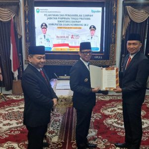 PELANTIKAN ALVA ELAN 1 Bupati OKU H Teddy Meilwansyah SSTP MM MPd melantik Alva Elan SST M.PSDA sebagai Sekda Kabupaten OKU. Foto Kanalberita / Edo