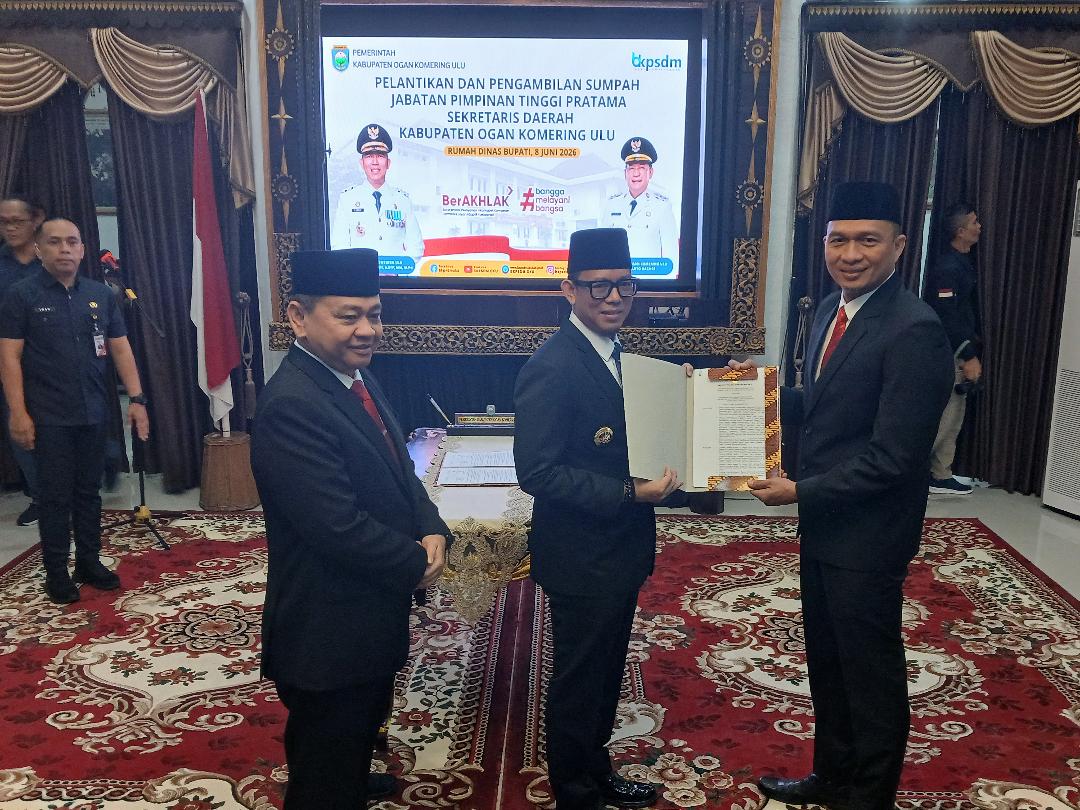 Bupati OKU H Teddy Meilwansyah SSTP MM MPd melantik Alva Elan SST M.PSDA sebagai Sekda Kabupaten OKU. Foto Kanalberita / Edo