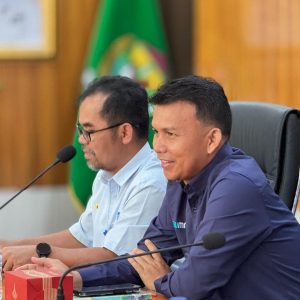 PLN RAPAT MUARAENIM 1 Manager PT PLN UP3 LahatAgus Priyanto audensi dengan Pemerintah Kabupaten Muara Enim bahas Pajak Barang dan Jasa Tertentu (PBJT) atas Tenaga Listrik serta percepatan program Meterisasi Penerangan Jalan Umum (PJU). Foto dokumen PLN UP3 Lahat
