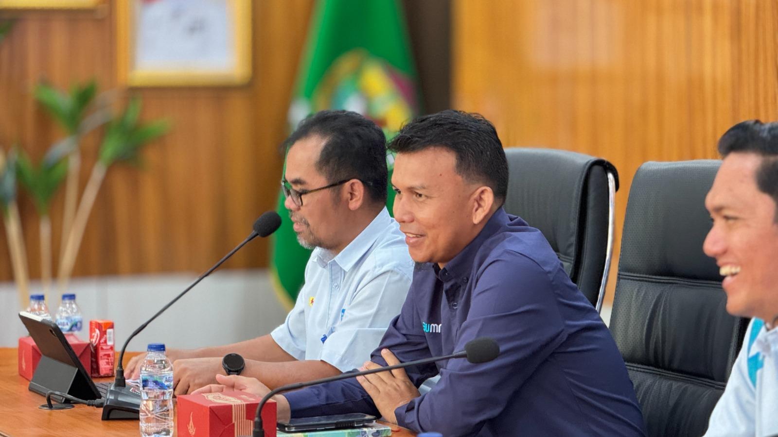 Manager PT PLN UP3 LahatAgus Priyanto audensi dengan Pemerintah Kabupaten Muara Enim bahas Pajak Barang dan Jasa Tertentu (PBJT) atas Tenaga Listrik serta percepatan program Meterisasi Penerangan Jalan Umum (PJU). Foto dokumen PLN UP3 Lahat