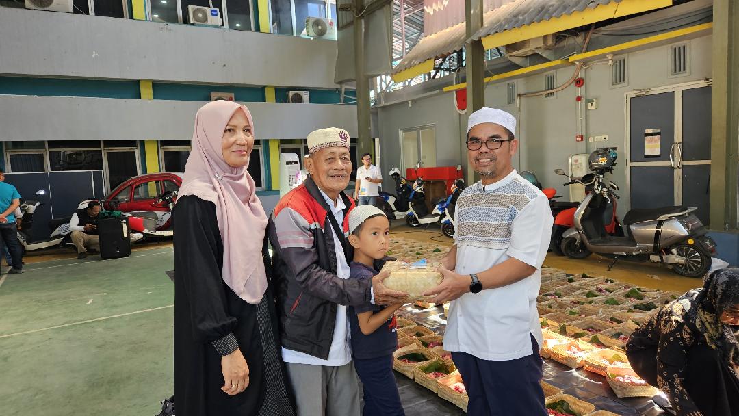 Idul Adha 1447 H, PLN UP3 Lahat sembelih 5 ekor sapi dan 3 ekor kambing yang dikemas dalam 630 paket daging untuk dibagi kepada desa-desa sekitar wilayah kerja PLN UP3 Lahat. Foto dokumen PLN UP3 Lahat.