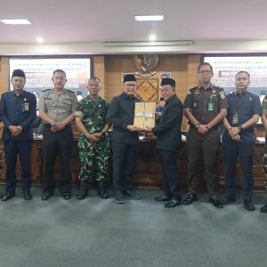 Wabub OKU Ir H Marjito Bahcri menyerahkan dokumen Raperda kepada Wakil Ketua I DPRD OKU, H Rudi hartono SE. Kanalberita.id / Edo