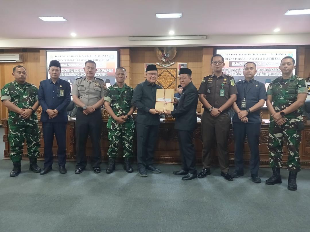 Wabub OKU Ir H Marjito Bahcri menyerahkan dokumen Raperda kepada Wakil Ketua I DPRD OKU, H Rudi hartono SE. Kanalberita.id / Edo