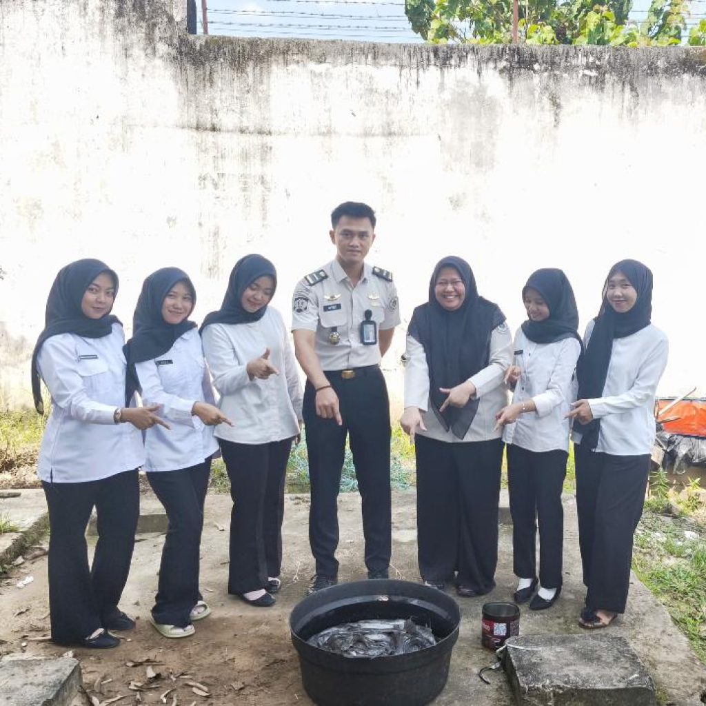 Warga binaan Rutan Kelas IIBBaturajat panen ikan lele di kolam bioflok budidaya di Rutan Baturaja.Foto dokumen Rutan Baturaja