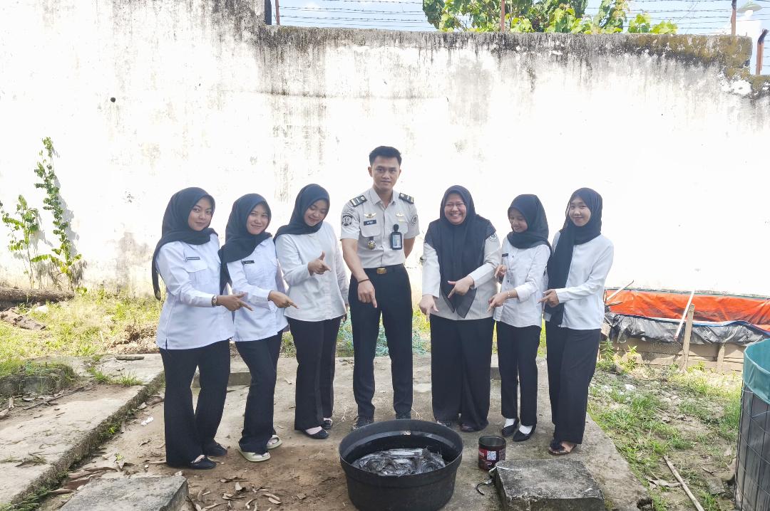 Warga binaan Rutan Kelas IIBBaturajat panen ikan lele di kolam bioflok budidaya di Rutan Baturaja.Foto dokumen Rutan Baturaja