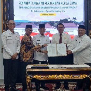 Bupati OKU H Teddy Meilwansyah SSTP MM MPd melakukan penanda-tanganan Kerjasama Percepatan Pensertifikatan tanah wakaf di Kabupaten OKU bersama Kajari OKU, Kepala BPN dan Kemenag OKU. kanalberita.id / Edo